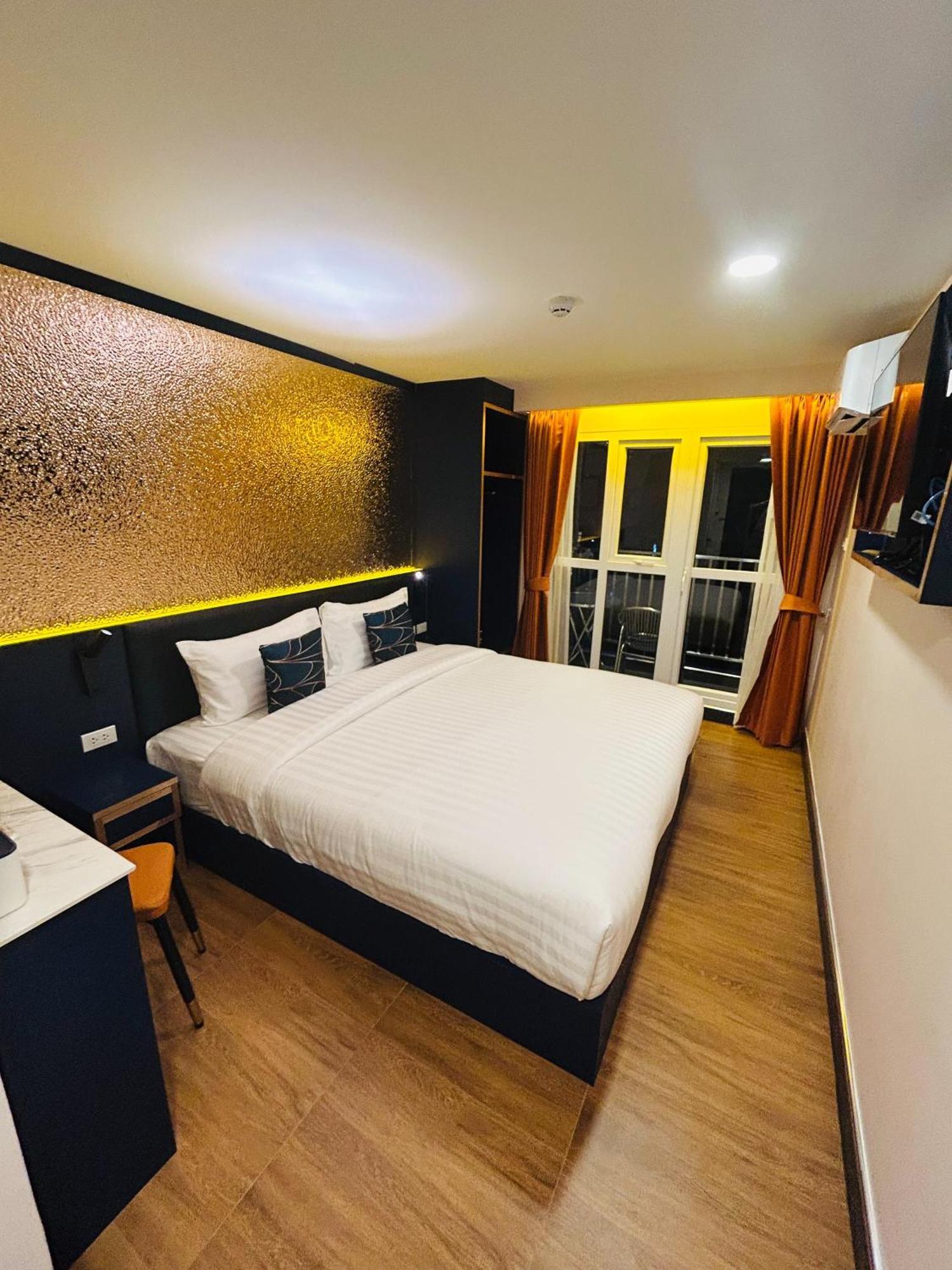 Emiri Hotel - Nana Bangkok Exterior photo