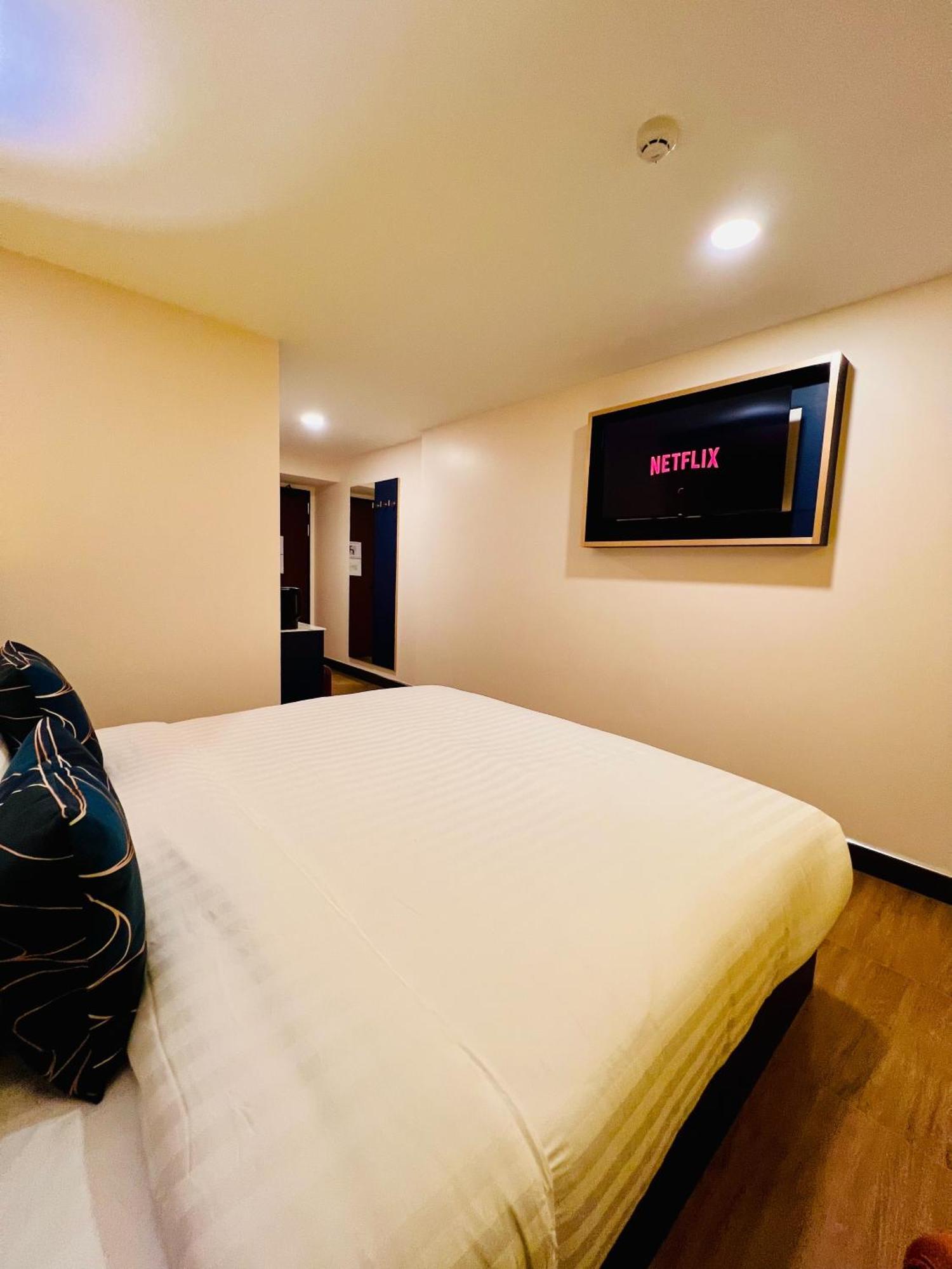 Emiri Hotel - Nana Bangkok Exterior photo