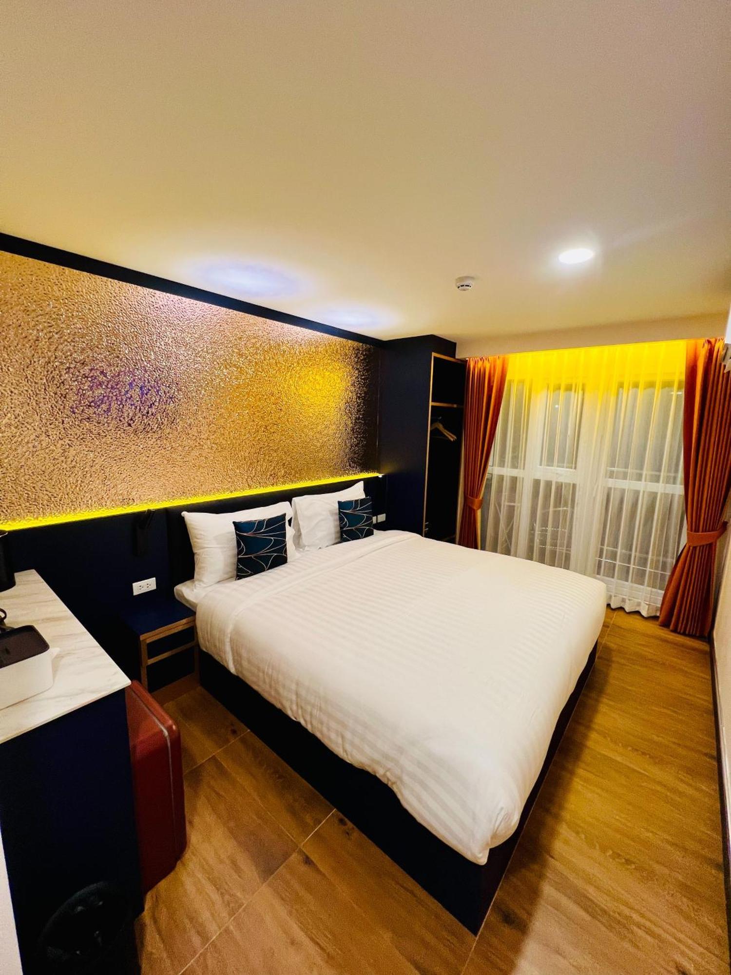 Emiri Hotel - Nana Bangkok Exterior photo